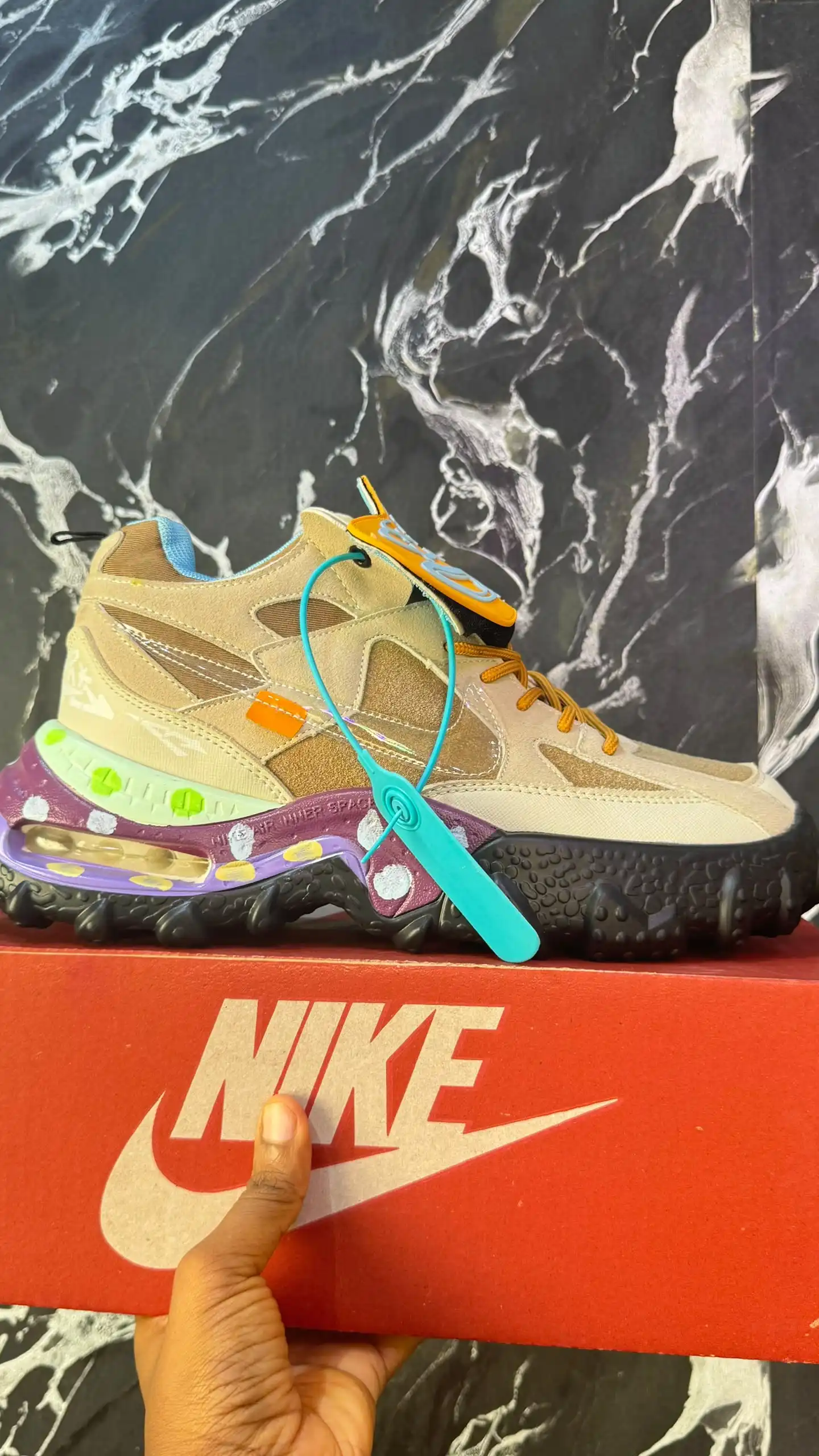 NIKE