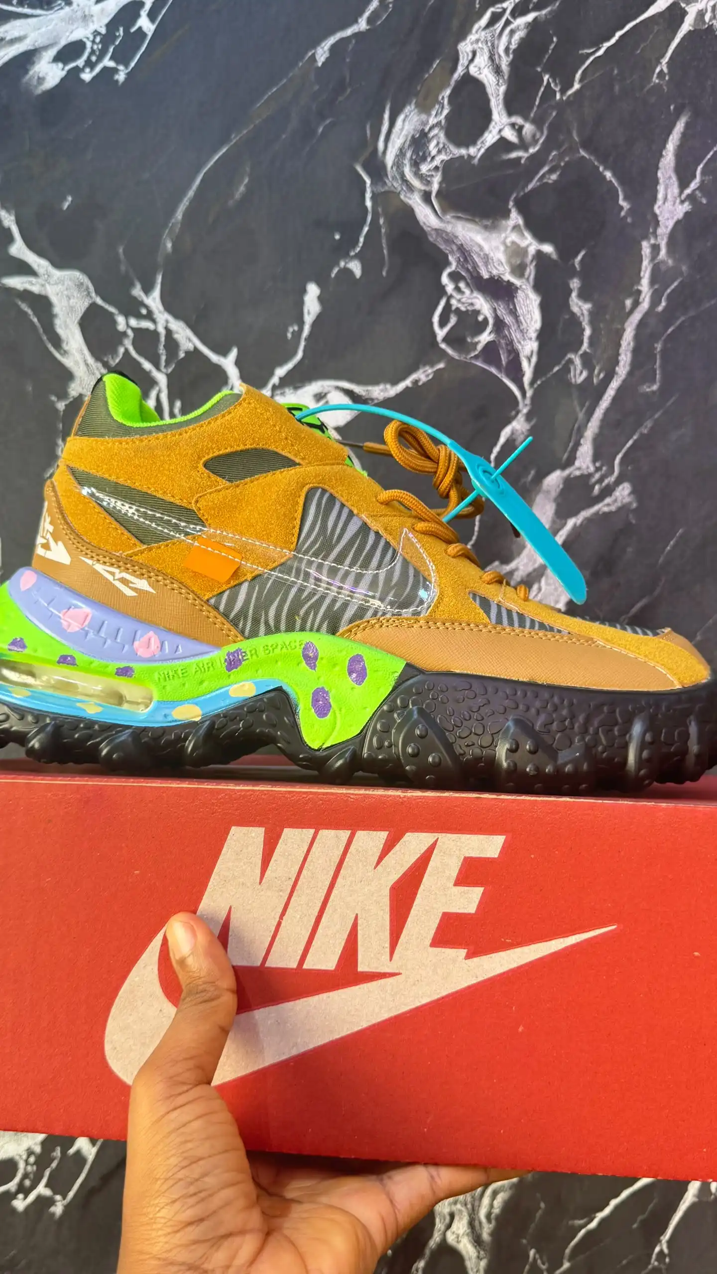 NIKE